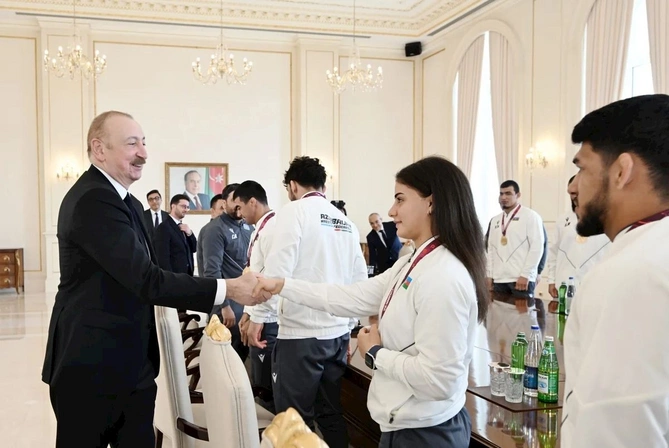 İlham Əliyev Avropa çempionatında komanda hesabında çempion olan güləşçiləri qəbul edib — FOTOLAR (YENİLƏNİB) İlham Əliyev Avropa çempionatında komanda hesabında çempion olan güləşçiləri qəbul edib — FOTOLAR (YENİLƏNİB)