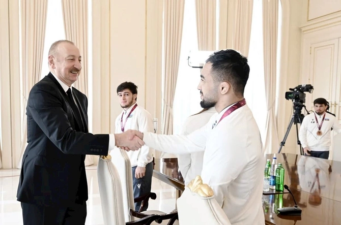 İlham Əliyev Avropa çempionatında komanda hesabında çempion olan güləşçiləri qəbul edib — FOTOLAR (YENİLƏNİB) İlham Əliyev Avropa çempionatında komanda hesabında çempion olan güləşçiləri qəbul edib — FOTOLAR (YENİLƏNİB)