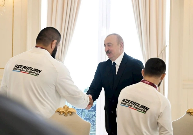 İlham Əliyev Avropa çempionatında komanda hesabında çempion olan güləşçiləri qəbul edib — FOTOLAR (YENİLƏNİB) İlham Əliyev Avropa çempionatında komanda hesabında çempion olan güləşçiləri qəbul edib — FOTOLAR (YENİLƏNİB)