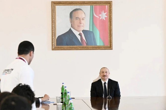 İlham Əliyev Avropa çempionatında komanda hesabında çempion olan güləşçiləri qəbul edib — FOTOLAR (YENİLƏNİB) İlham Əliyev Avropa çempionatında komanda hesabında çempion olan güləşçiləri qəbul edib — FOTOLAR (YENİLƏNİB)