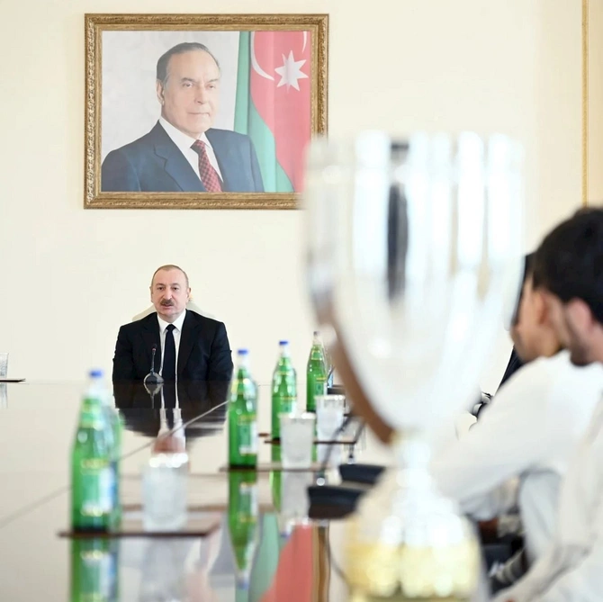 İlham Əliyev Avropa çempionatında komanda hesabında çempion olan güləşçiləri qəbul edib — FOTOLAR (YENİLƏNİB) İlham Əliyev Avropa çempionatında komanda hesabında çempion olan güləşçiləri qəbul edib — FOTOLAR (YENİLƏNİB)