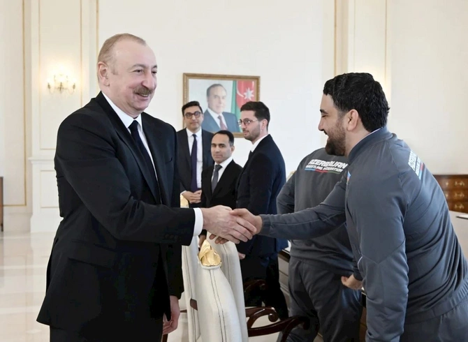 İlham Əliyev Avropa çempionatında komanda hesabında çempion olan güləşçiləri qəbul edib — FOTOLAR (YENİLƏNİB) İlham Əliyev Avropa çempionatında komanda hesabında çempion olan güləşçiləri qəbul edib — FOTOLAR (YENİLƏNİB)