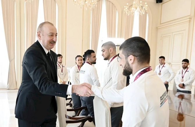 İlham Əliyev Avropa çempionatında komanda hesabında çempion olan güləşçiləri qəbul edib — FOTOLAR (YENİLƏNİB) İlham Əliyev Avropa çempionatında komanda hesabında çempion olan güləşçiləri qəbul edib — FOTOLAR (YENİLƏNİB)