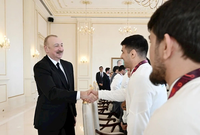 İlham Əliyev Avropa çempionatında komanda hesabında çempion olan güləşçiləri qəbul edib — FOTOLAR (YENİLƏNİB) İlham Əliyev Avropa çempionatında komanda hesabında çempion olan güləşçiləri qəbul edib — FOTOLAR (YENİLƏNİB)