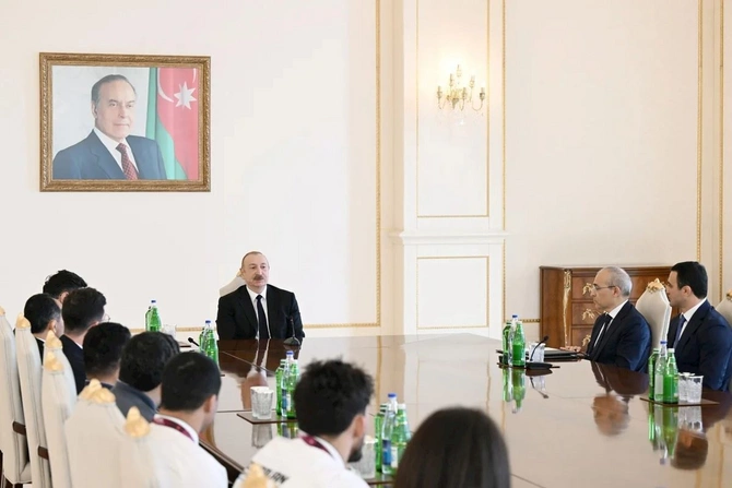 İlham Əliyev Avropa çempionatında komanda hesabında çempion olan güləşçiləri qəbul edib — FOTOLAR (YENİLƏNİB) İlham Əliyev Avropa çempionatında komanda hesabında çempion olan güləşçiləri qəbul edib — FOTOLAR (YENİLƏNİB)