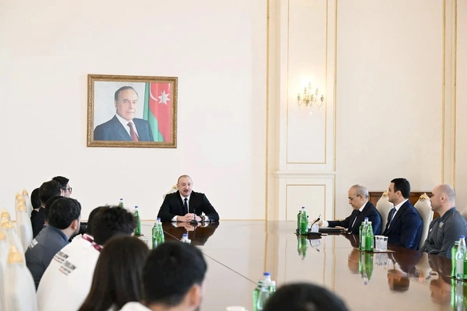 İlham Əliyev Avropa çempionatında komanda hesabında çempion olan güləşçiləri qəbul edib — FOTOLAR (YENİLƏNİB) İlham Əliyev Avropa çempionatında komanda hesabında çempion olan güləşçiləri qəbul edib — FOTOLAR (YENİLƏNİB)