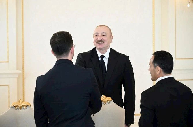 İlham Əliyev Avropa çempionatında komanda hesabında çempion olan güləşçiləri qəbul edib — FOTOLAR (YENİLƏNİB) İlham Əliyev Avropa çempionatında komanda hesabında çempion olan güləşçiləri qəbul edib — FOTOLAR (YENİLƏNİB)