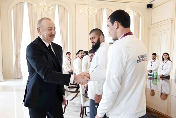 İlham Əliyev Avropa çempionatında komanda hesabında çempion olan güləşçiləri qəbul edib — FOTOLAR (YENİLƏNİB) İlham Əliyev Avropa çempionatında komanda hesabında çempion olan güləşçiləri qəbul edib — FOTOLAR (YENİLƏNİB)