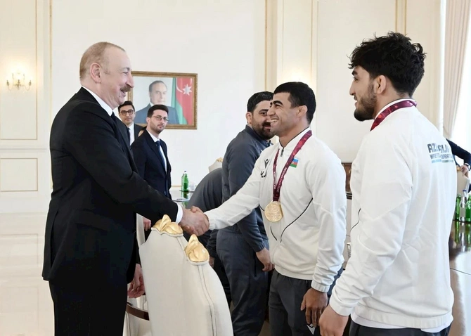 İlham Əliyev Avropa çempionatında komanda hesabında çempion olan güləşçiləri qəbul edib — FOTOLAR (YENİLƏNİB) İlham Əliyev Avropa çempionatında komanda hesabında çempion olan güləşçiləri qəbul edib — FOTOLAR (YENİLƏNİB)