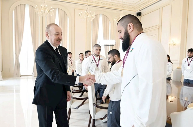 İlham Əliyev Avropa çempionatında komanda hesabında çempion olan güləşçiləri qəbul edib — FOTOLAR (YENİLƏNİB) İlham Əliyev Avropa çempionatında komanda hesabında çempion olan güləşçiləri qəbul edib — FOTOLAR (YENİLƏNİB)