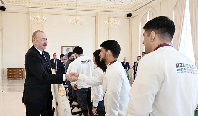 İlham Əliyev Avropa çempionatında komanda hesabında çempion olan güləşçiləri qəbul edib — FOTOLAR (YENİLƏNİB) İlham Əliyev Avropa çempionatında komanda hesabında çempion olan güləşçiləri qəbul edib — FOTOLAR (YENİLƏNİB)