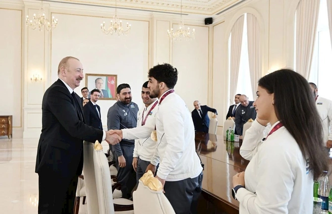 İlham Əliyev Avropa çempionatında komanda hesabında çempion olan güləşçiləri qəbul edib — FOTOLAR (YENİLƏNİB) İlham Əliyev Avropa çempionatında komanda hesabında çempion olan güləşçiləri qəbul edib — FOTOLAR (YENİLƏNİB)