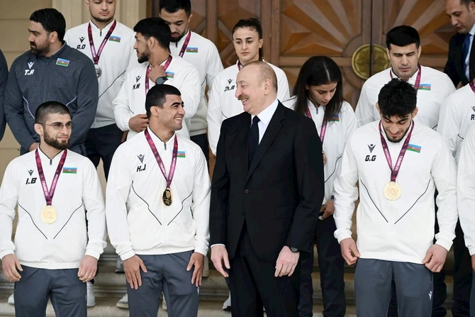 İlham Əliyev Avropa çempionatında komanda hesabında çempion olan güləşçiləri qəbul edib — FOTOLAR (YENİLƏNİB) İlham Əliyev Avropa çempionatında komanda hesabında çempion olan güləşçiləri qəbul edib — FOTOLAR (YENİLƏNİB)