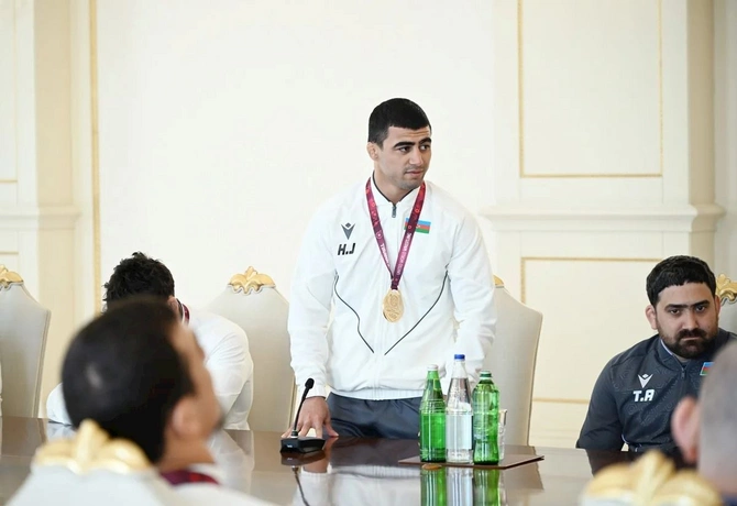 İlham Əliyev Avropa çempionatında komanda hesabında çempion olan güləşçiləri qəbul edib — FOTOLAR (YENİLƏNİB) İlham Əliyev Avropa çempionatında komanda hesabında çempion olan güləşçiləri qəbul edib — FOTOLAR (YENİLƏNİB)