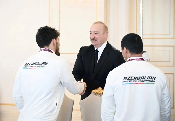İlham Əliyev Avropa çempionatında komanda hesabında çempion olan güləşçiləri qəbul edib — FOTOLAR (YENİLƏNİB) İlham Əliyev Avropa çempionatında komanda hesabında çempion olan güləşçiləri qəbul edib — FOTOLAR (YENİLƏNİB)