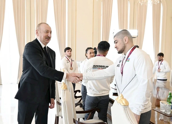 İlham Əliyev Avropa çempionatında komanda hesabında çempion olan güləşçiləri qəbul edib — FOTOLAR (YENİLƏNİB) İlham Əliyev Avropa çempionatında komanda hesabında çempion olan güləşçiləri qəbul edib — FOTOLAR (YENİLƏNİB)