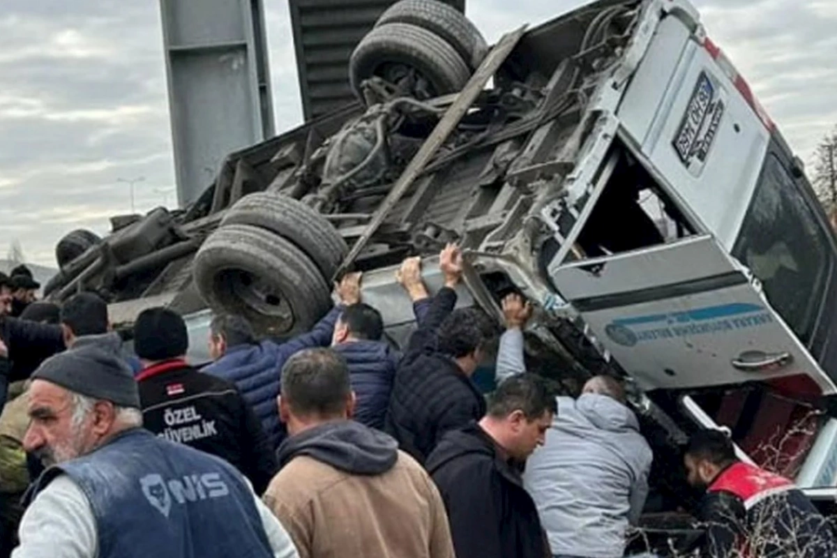 Ankarada avtobus piyada keçidinə çırpılıb, ölənlər var