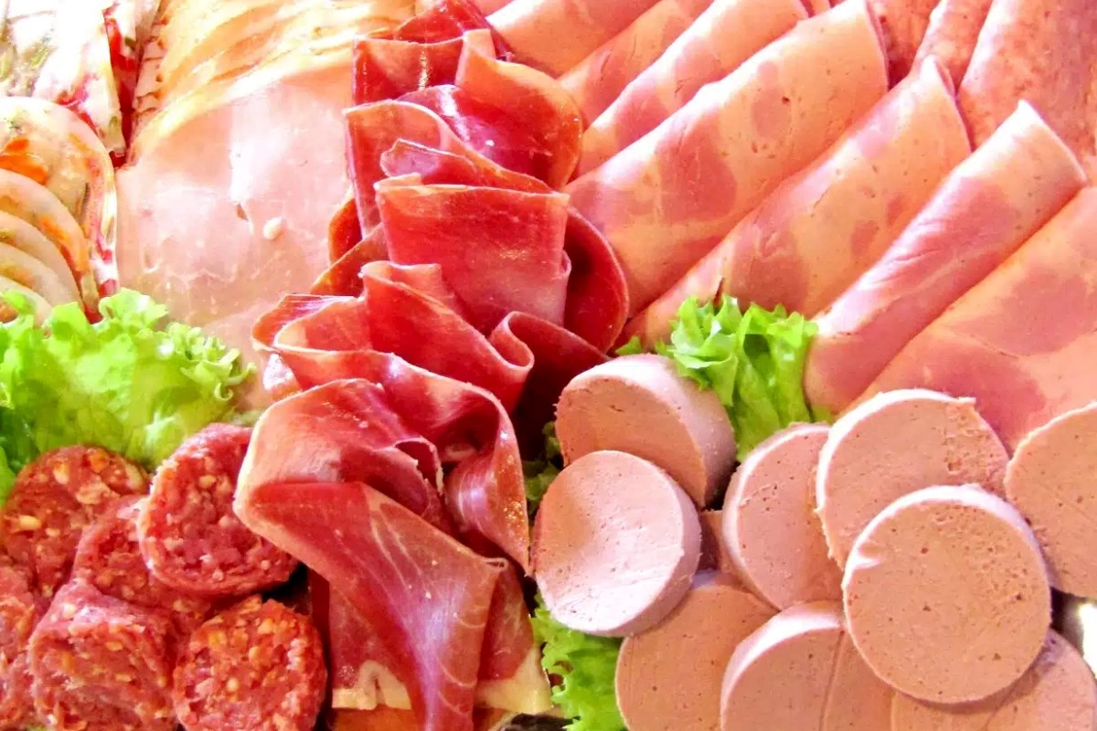 Kolbasa alarkən qablaşdırmada bu əlamətlərə baxın — Açıqlama