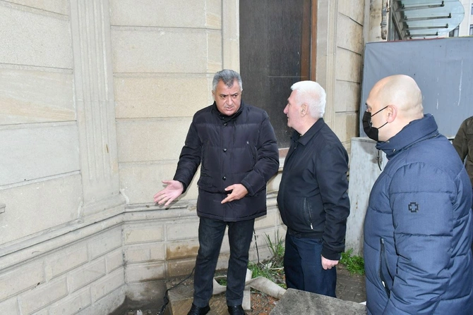 Abşeron Rayon İcra Hakimiyyətinin başçısı su basmış ərazilərdə sakinlərlə görüşdü — FOTOLAR Abşeron Rayon İcra Hakimiyyətinin başçısı su basmış ərazilərdə sakinlərlə görüşdü — FOTOLAR