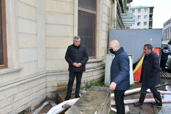 Abşeron Rayon İcra Hakimiyyətinin başçısı su basmış ərazilərdə sakinlərlə görüşdü — FOTOLAR Abşeron Rayon İcra Hakimiyyətinin başçısı su basmış ərazilərdə sakinlərlə görüşdü — FOTOLAR