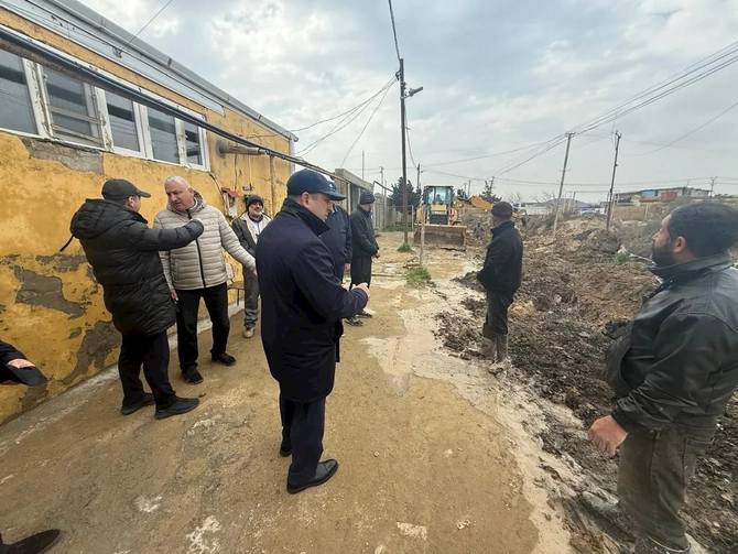 Adil Əliyev Suraxanıda yağışın fəsad törətdiyi ərazilərə baxış keçirib — FOTO