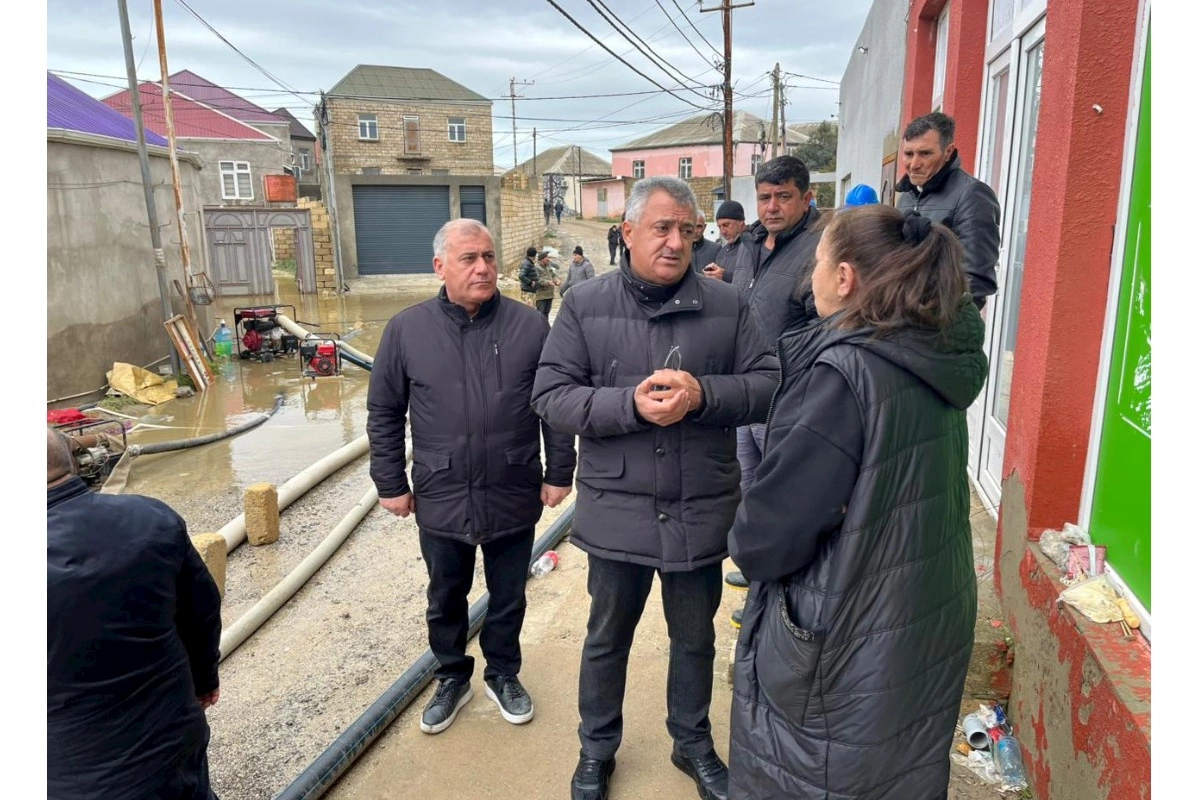 Abşeron Rayon İcra Hakimiyyətinin başçısı su basmış ərazilərdə sakinlərlə görüşdü — FOTOLAR