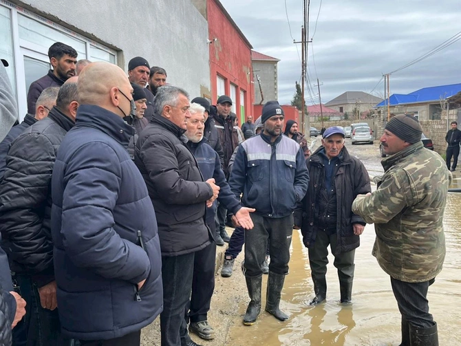 Abşeron Rayon İcra Hakimiyyətinin başçısı su basmış ərazilərdə sakinlərlə görüşdü — FOTOLAR Abşeron Rayon İcra Hakimiyyətinin başçısı su basmış ərazilərdə sakinlərlə görüşdü — FOTOLAR