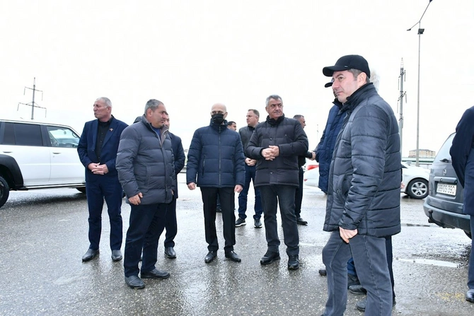Abşeron Rayon İcra Hakimiyyətinin başçısı su basmış ərazilərdə sakinlərlə görüşdü — FOTOLAR Abşeron Rayon İcra Hakimiyyətinin başçısı su basmış ərazilərdə sakinlərlə görüşdü — FOTOLAR