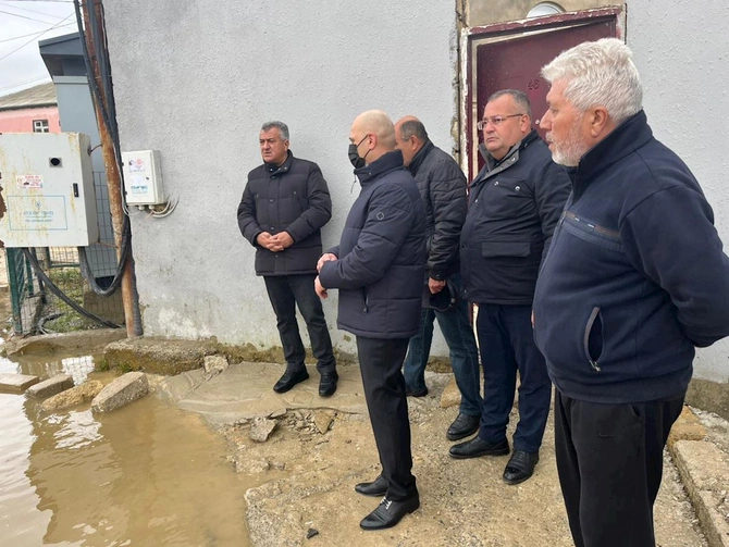 Abşeron Rayon İcra Hakimiyyətinin başçısı su basmış ərazilərdə sakinlərlə görüşdü — FOTOLAR Abşeron Rayon İcra Hakimiyyətinin başçısı su basmış ərazilərdə sakinlərlə görüşdü — FOTOLAR
