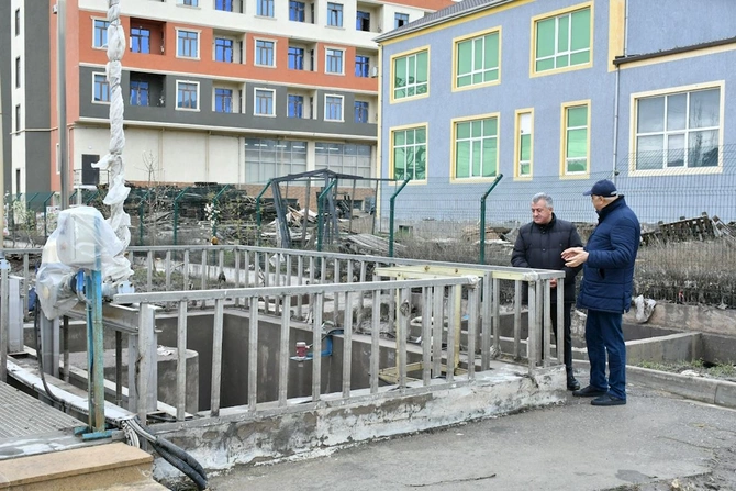 Abşeron Rayon İcra Hakimiyyətinin başçısı su basmış ərazilərdə sakinlərlə görüşdü — FOTOLAR Abşeron Rayon İcra Hakimiyyətinin başçısı su basmış ərazilərdə sakinlərlə görüşdü — FOTOLAR