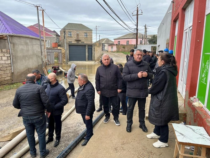 Abşeron Rayon İcra Hakimiyyətinin başçısı su basmış ərazilərdə sakinlərlə görüşdü — FOTOLAR Abşeron Rayon İcra Hakimiyyətinin başçısı su basmış ərazilərdə sakinlərlə görüşdü — FOTOLAR