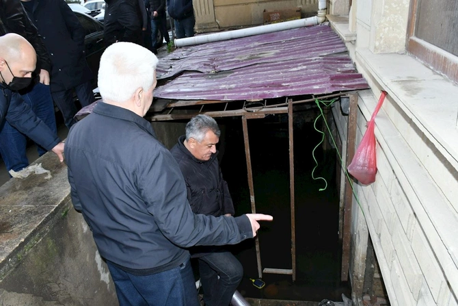 Abşeron Rayon İcra Hakimiyyətinin başçısı su basmış ərazilərdə sakinlərlə görüşdü — FOTOLAR Abşeron Rayon İcra Hakimiyyətinin başçısı su basmış ərazilərdə sakinlərlə görüşdü — FOTOLAR