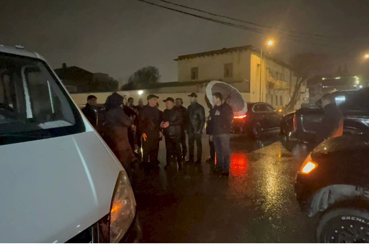 Eldar Əzizov Keşlədə həmin binanın söküldüyü yerə baxış keçirdi — FOTO