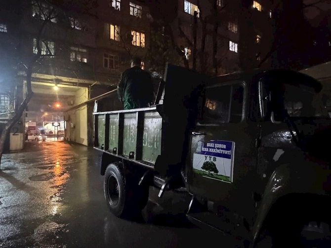 Güclü yağış Bakıda fəsadlar törətdi — Qurumlar gücləndirilmiş rejimdə işləyir (FOTOLAR)