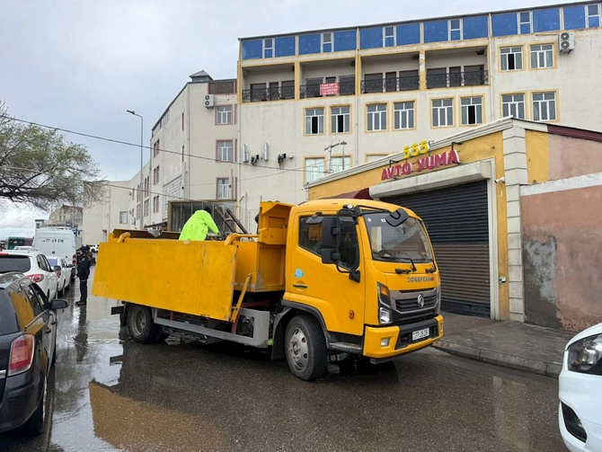 Güclü yağış Bakıda fəsadlar törətdi — Qurumlar gücləndirilmiş rejimdə işləyir (FOTOLAR)