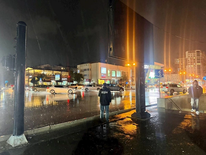 Güclü yağış Bakıda fəsadlar törətdi — Qurumlar gücləndirilmiş rejimdə işləyir (FOTOLAR)