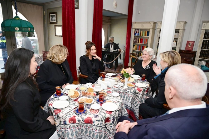 Mehriban Əliyeva Tbilisidə Azərbaycan Mədəniyyəti Muzeyi ilə tanış oldu — FOTOLAR Mehriban Əliyeva Tbilisidə Azərbaycan Mədəniyyəti Muzeyi ilə tanış oldu — FOTOLAR