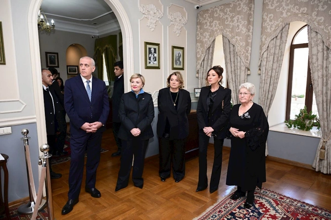 Mehriban Əliyeva Tbilisidə Azərbaycan Mədəniyyəti Muzeyi ilə tanış oldu — FOTOLAR Mehriban Əliyeva Tbilisidə Azərbaycan Mədəniyyəti Muzeyi ilə tanış oldu — FOTOLAR