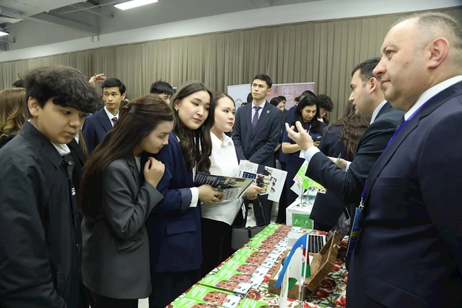 Emin Əmrullayev Qazaxıstanda “Study in Azerbaijan” beynəlxalq təhsil sərgisi ilə tanış olub — FOTOLAR Emin Əmrullayev Qazaxıstanda “Study in Azerbaijan” beynəlxalq təhsil sərgisi ilə tanış olub — FOTOLAR