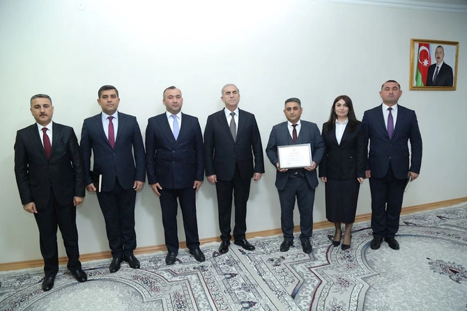 Sevindik Hətəmov Uşaq musiqi məktəbinin direktorunu mükafatlandırdı — FOTOLAR Sevindik Hətəmov Uşaq musiqi məktəbinin direktorunu mükafatlandırdı — FOTOLAR