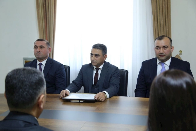 Sevindik Hətəmov Uşaq musiqi məktəbinin direktorunu mükafatlandırdı — FOTOLAR Sevindik Hətəmov Uşaq musiqi məktəbinin direktorunu mükafatlandırdı — FOTOLAR