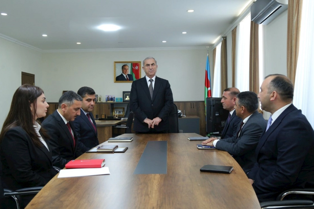 Sevindik Hətəmov Uşaq musiqi məktəbinin direktorunu mükafatlandırdı — FOTOLAR