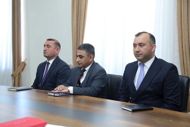 Sevindik Hətəmov Uşaq musiqi məktəbinin direktorunu mükafatlandırdı — FOTOLAR Sevindik Hətəmov Uşaq musiqi məktəbinin direktorunu mükafatlandırdı — FOTOLAR