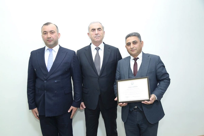 Sevindik Hətəmov Uşaq musiqi məktəbinin direktorunu mükafatlandırdı — FOTOLAR Sevindik Hətəmov Uşaq musiqi məktəbinin direktorunu mükafatlandırdı — FOTOLAR