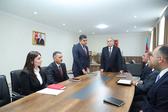 Sevindik Hətəmov Uşaq musiqi məktəbinin direktorunu mükafatlandırdı — FOTOLAR Sevindik Hətəmov Uşaq musiqi məktəbinin direktorunu mükafatlandırdı — FOTOLAR