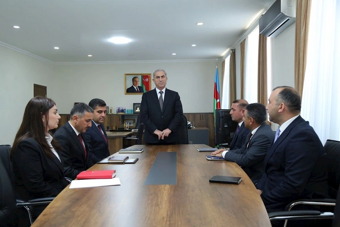Sevindik Hətəmov Uşaq musiqi məktəbinin direktorunu mükafatlandırdı — FOTOLAR Sevindik Hətəmov Uşaq musiqi məktəbinin direktorunu mükafatlandırdı — FOTOLAR