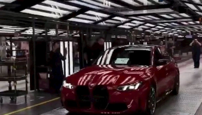 BMW təqaüdə çıxan 45 illik işçisinə görün nə hədiyyə verdi BMW təqaüdə çıxan 45 illik işçisinə görün nə hədiyyə verdi