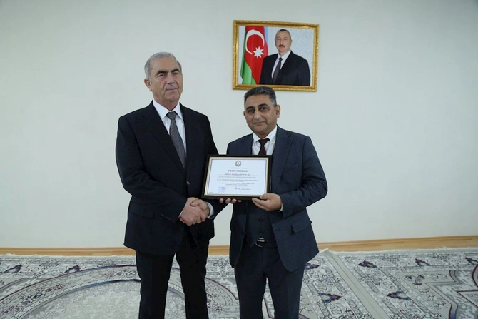 Sevindik Hətəmov Uşaq musiqi məktəbinin direktorunu mükafatlandırdı — FOTOLAR Sevindik Hətəmov Uşaq musiqi məktəbinin direktorunu mükafatlandırdı — FOTOLAR