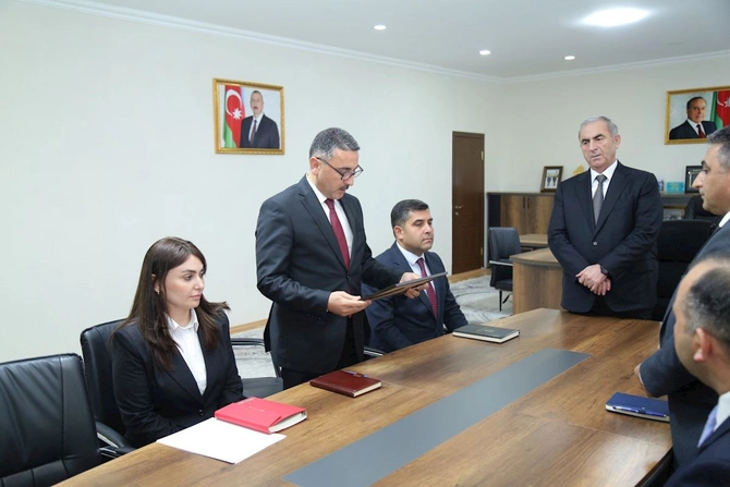 Sevindik Hətəmov Uşaq musiqi məktəbinin direktorunu mükafatlandırdı — FOTOLAR Sevindik Hətəmov Uşaq musiqi məktəbinin direktorunu mükafatlandırdı — FOTOLAR