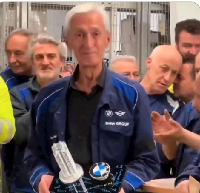 BMW təqaüdə çıxan 45 illik işçisinə görün nə hədiyyə verdi BMW təqaüdə çıxan 45 illik işçisinə görün nə hədiyyə verdi